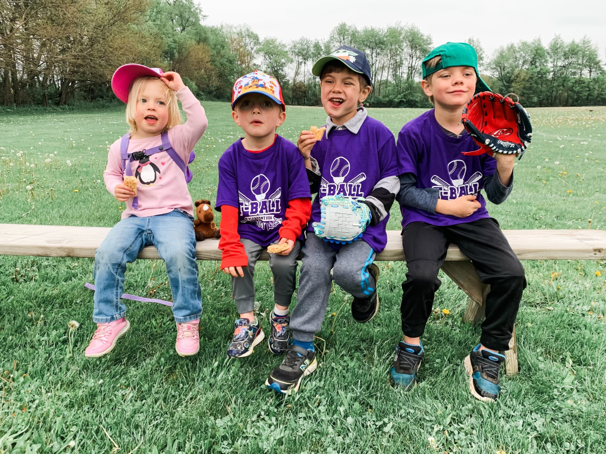 I love this photo of the kids, it reminds me the movie The Sandlot!