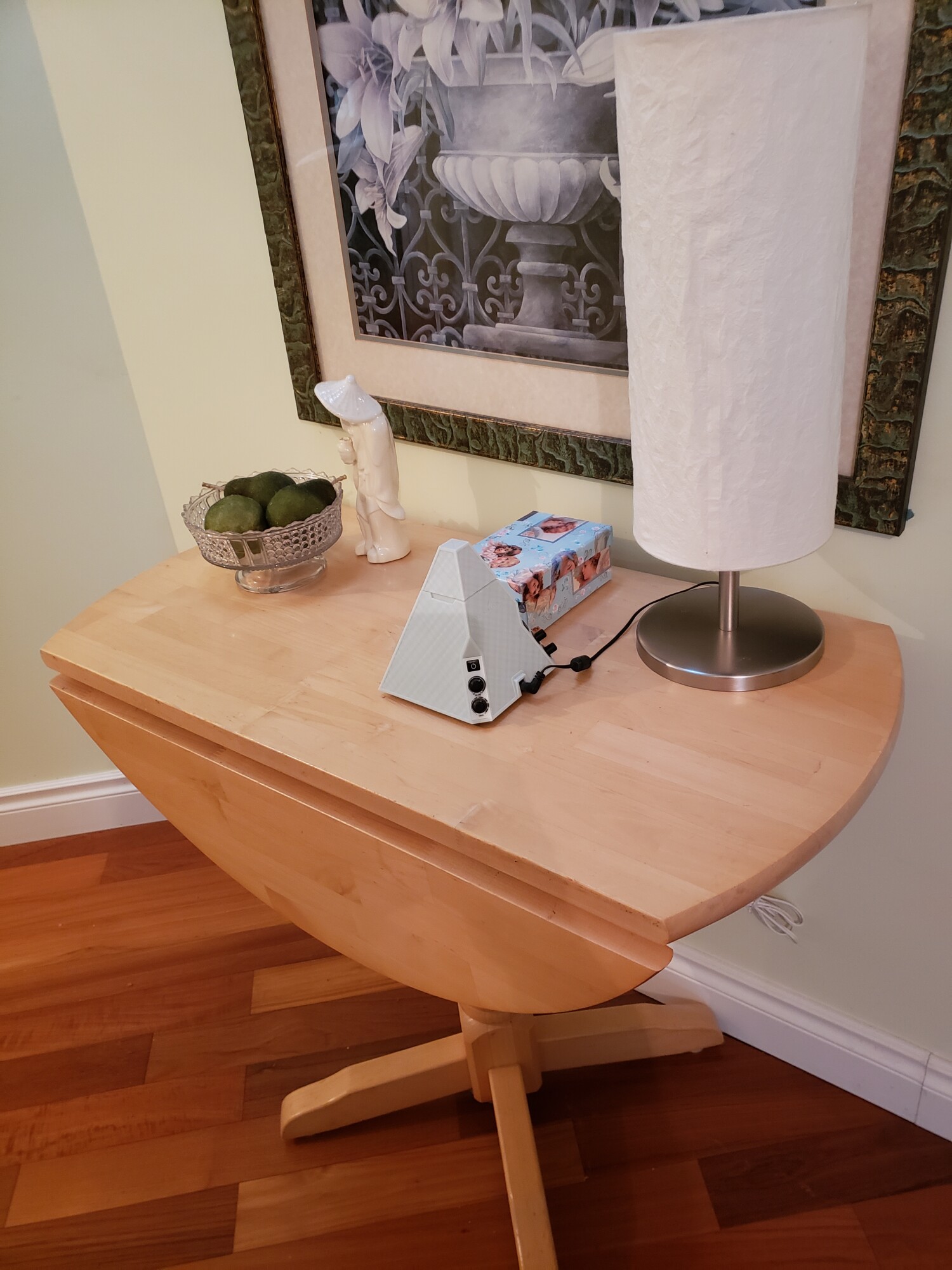 The diffuser spreads blissful smells all throughout the house from the hallway!