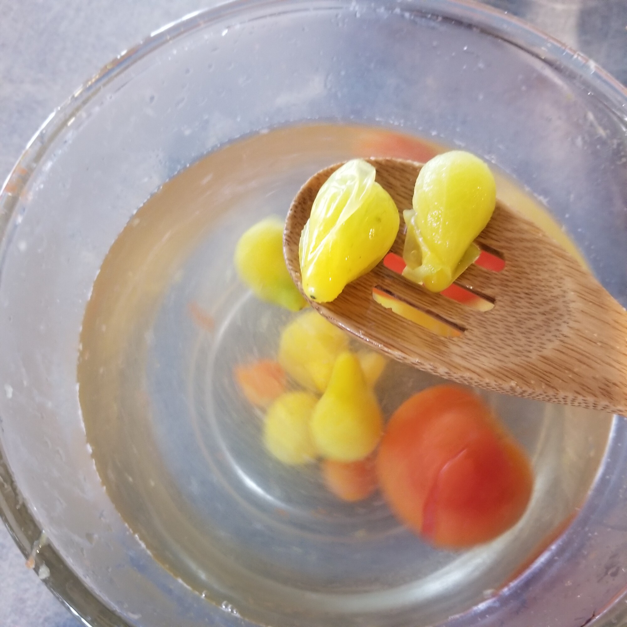 tomatoes in cold water