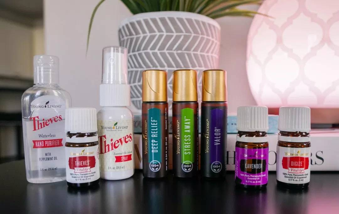 Best essential oils for travel // 6 Young Living essential oils for travel, travel with essential oils, must-have essential oils, travel tips, travel advice, travel #traveltips #travelinspo #traveladvice #travel #travelmore #travelblogger #floridablogger #youngliving #younglivingessentialoils #essentialoils #packinglist