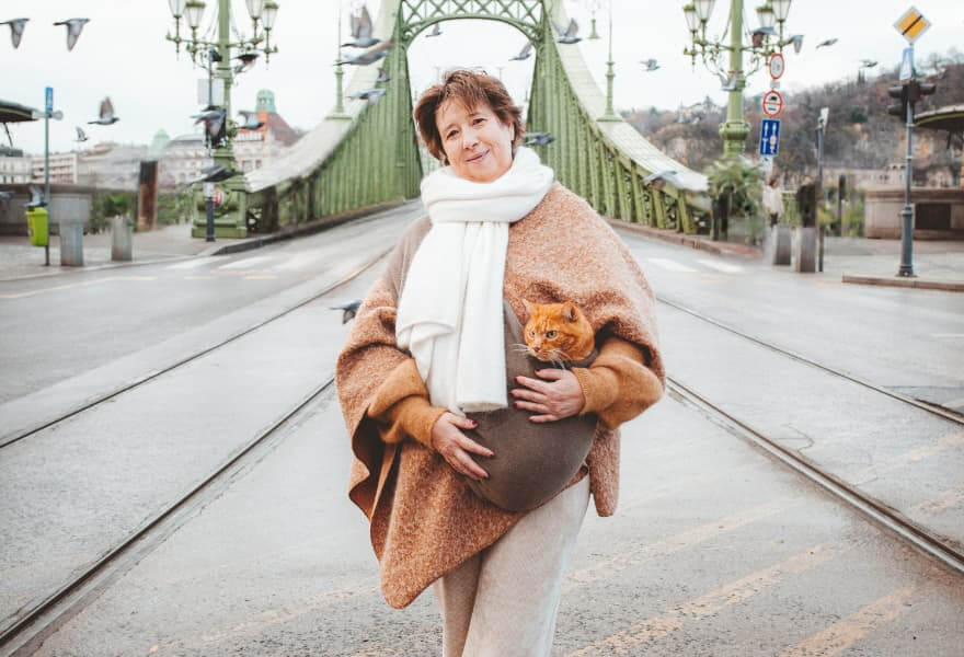 Portret van Pascale met kat tijdens fotoshoot in Boedapest