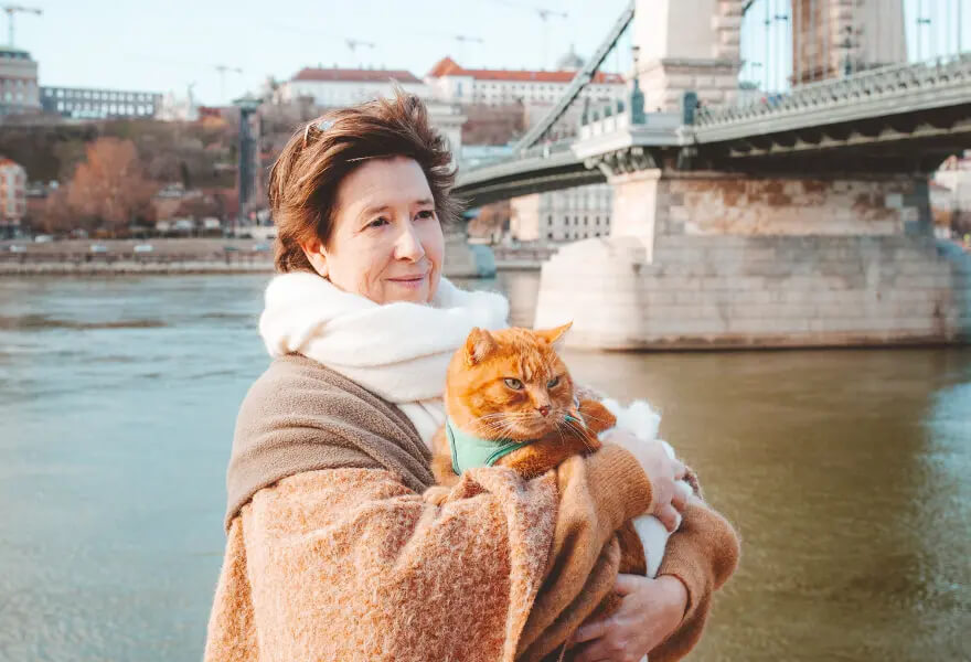  Portret van Pascale met kat tijdens voor brug in Boedapest