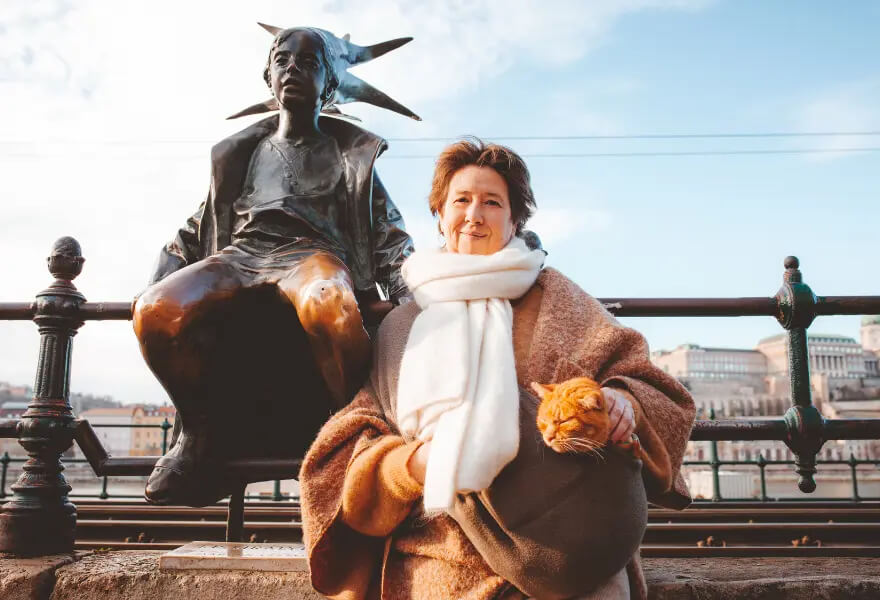  Portret van Pascale Braes met kat, genomen in Boedapest