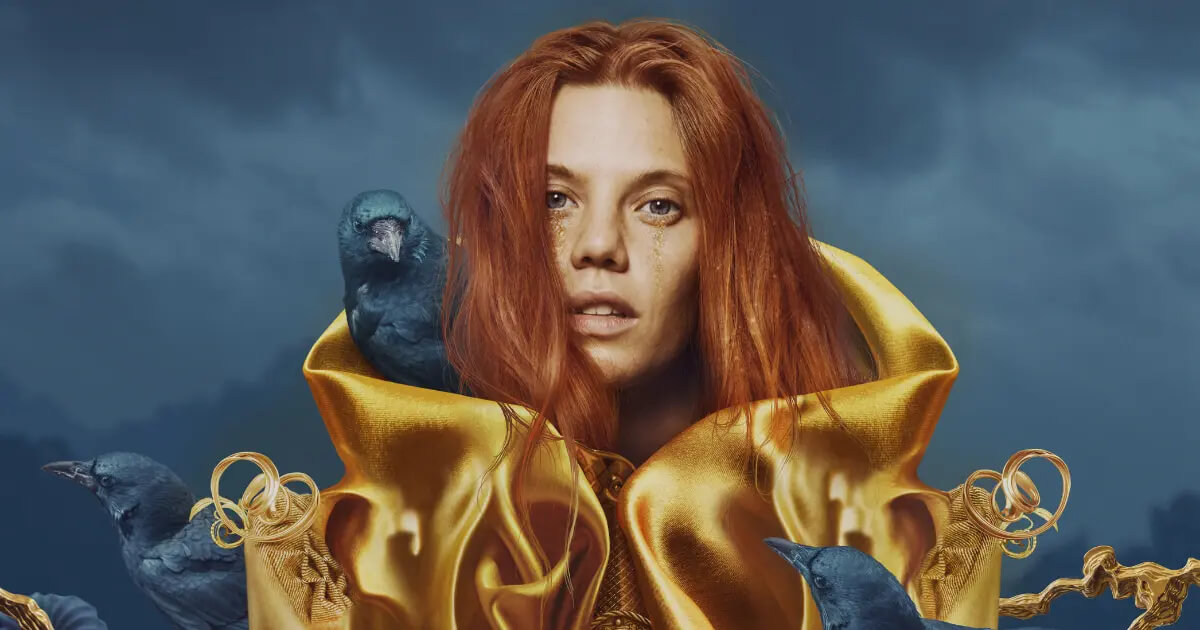  Vrouw met rood haar in gouden kleding, met gouden glittertranen en kraaien rondom haar, symbool voor emotionele diepte en het bevrijden van je kwetsbaarheid
