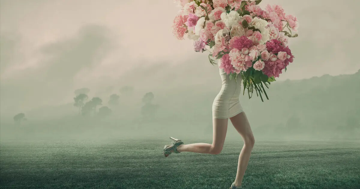 Vrouw in witte jurk met een hoofd van witte en roze bloemen en rozen, symbool voor vernieuwing en balans in zelfzorg
