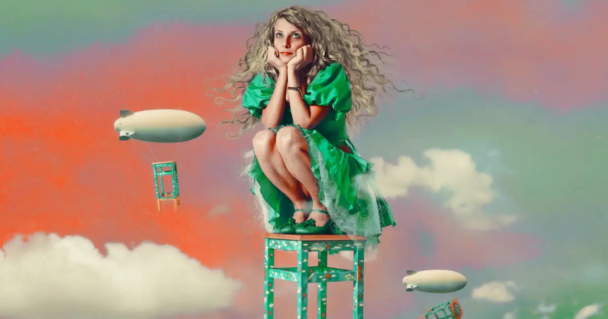Vrouw in groene jurk die op een barkruk zit en dromerig kijkt omringt door zeppelins en wolken