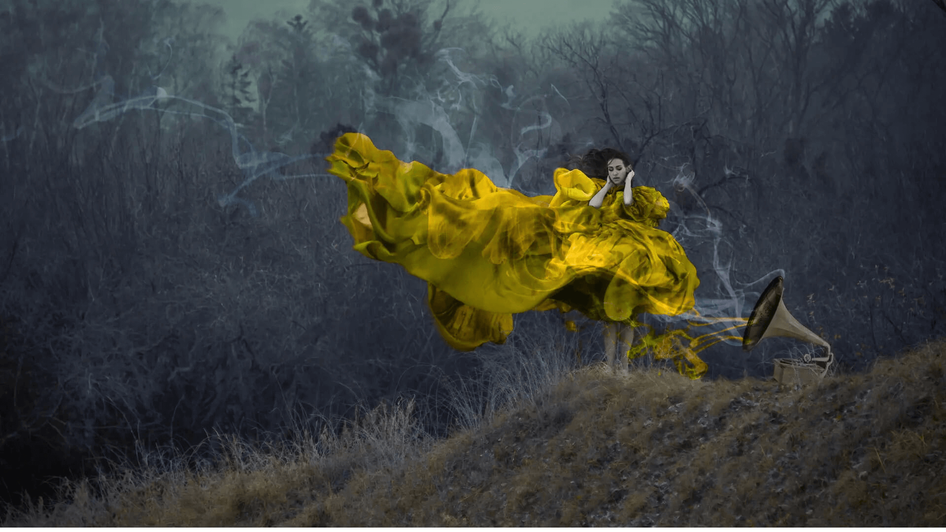 Surrealistische vrouw in een gele jurk met een grammofoon in een mistig landschap, symbool voor eenzaamheid en uitgesproken eerlijkheid.