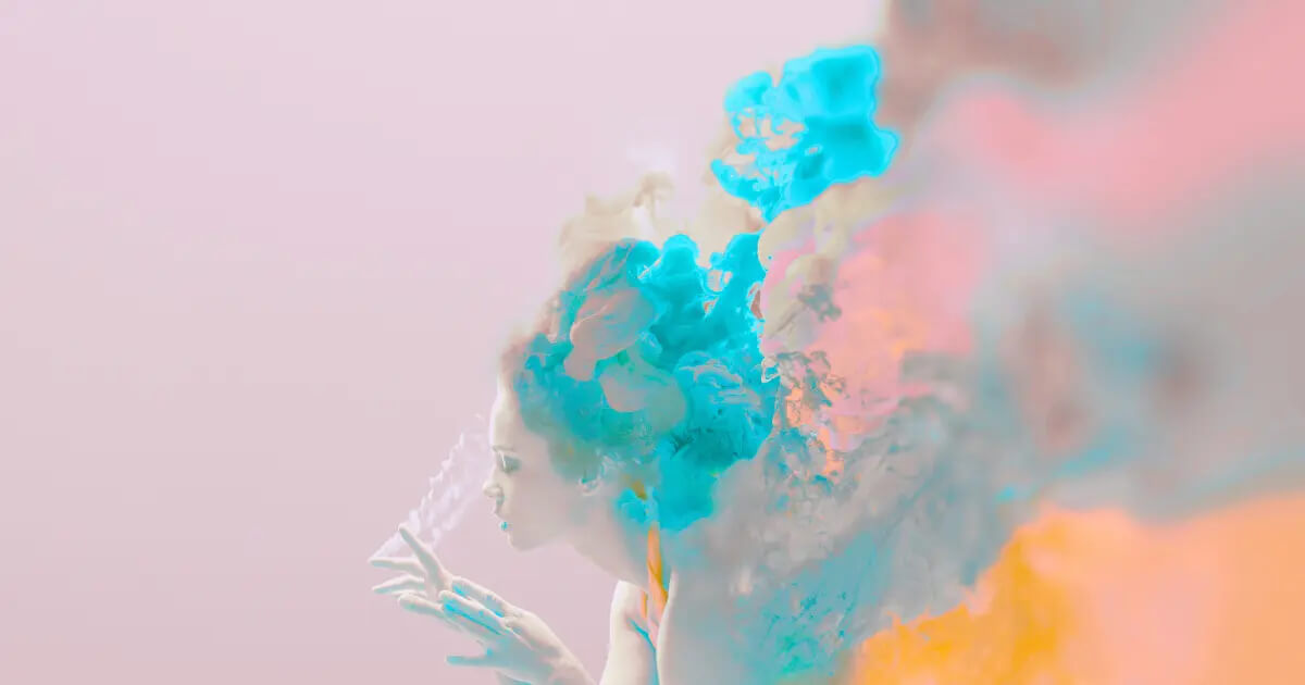 Vrouw in verstilling met kleurrijke rookwolken rond haar hoofd op zachte roze achtergrond – surrealistisch portret