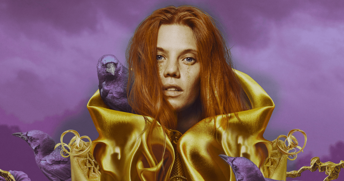 Een vrouw met rood haar in gouden kleding met glittertranen, omringd door paarse kraaien tegen een paarse achtergrond, symboliserend emotionele diepte en kwetsbaarheid.