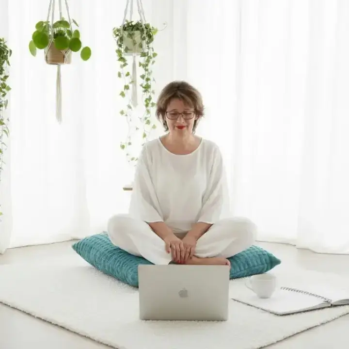 "Pascale in yoga-pose bij The Sage Retreat-traject voor tandarts-vertrouwenspersoon."