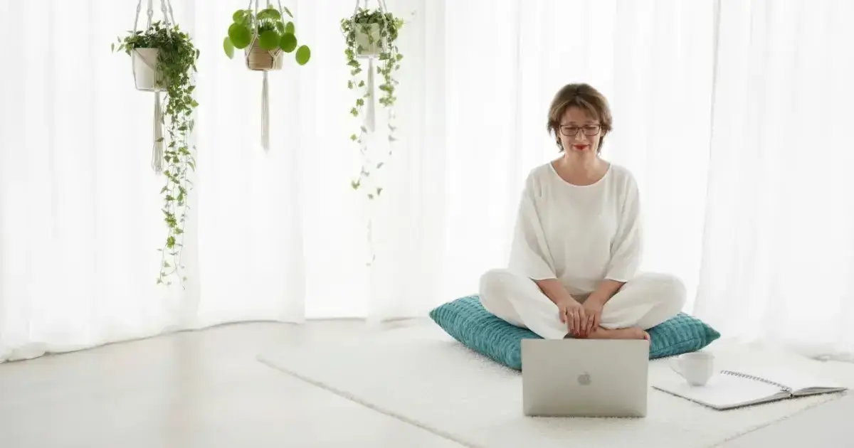 "Pascale in yoga-pose bij The Sage Retreat voor emotionele diepgang als tandarts-vertrouwenspersoon".