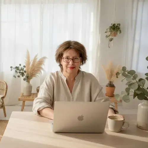"Pascale als vertrouwenspersoon aan bureau met laptop en thee voor tandartsen"