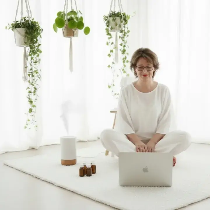 "Pascale tijdens The Sacred Hour online groepsles met laptop en essentiële oliën."