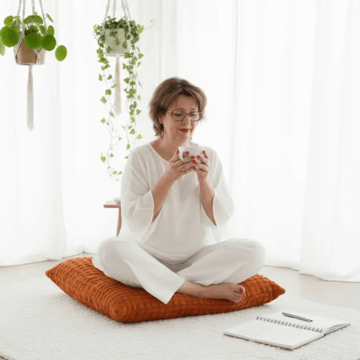 "Pascale demonstreert mindful moment tijdens Somatic Reset sessie."