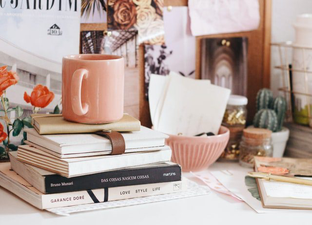 a cluttered desk is a distraction when working from home