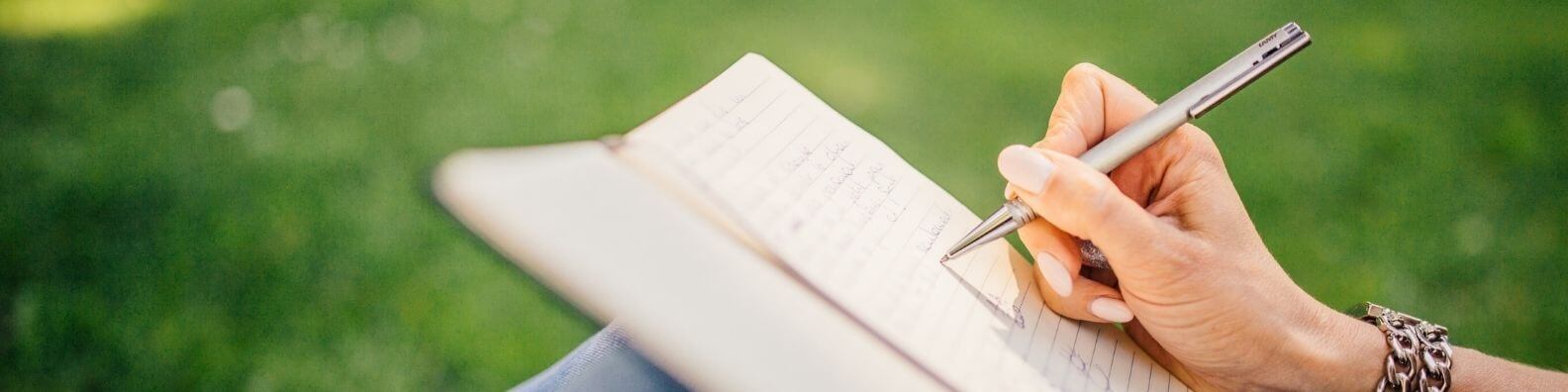  Dankbaarheidsdagboek voor mantelzorger met pen en notities